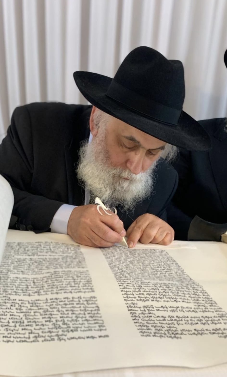 Itshak écrivant un Sefer Torah